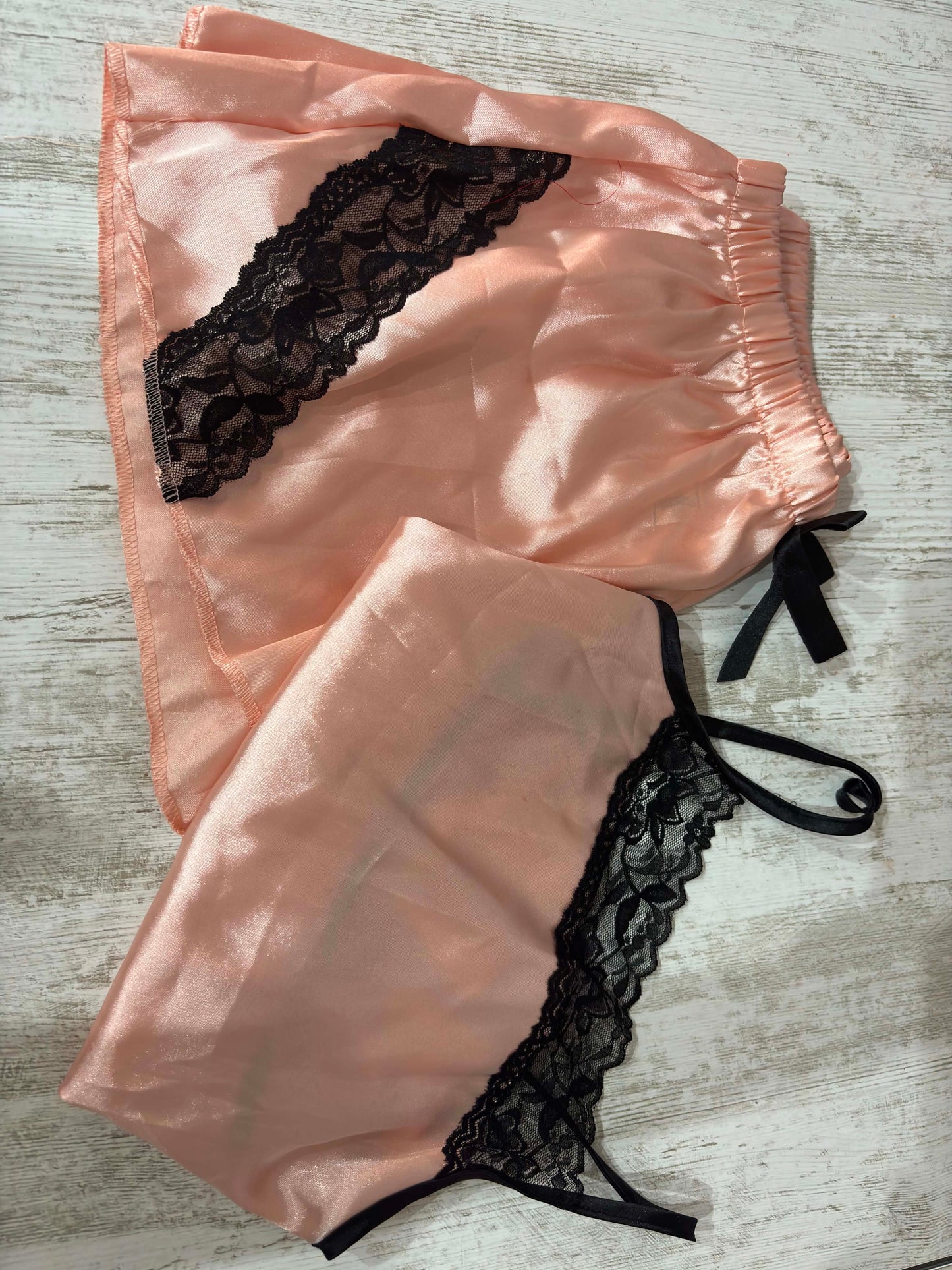 Pijamale dama satin, cu pantaloni scurti, material placut