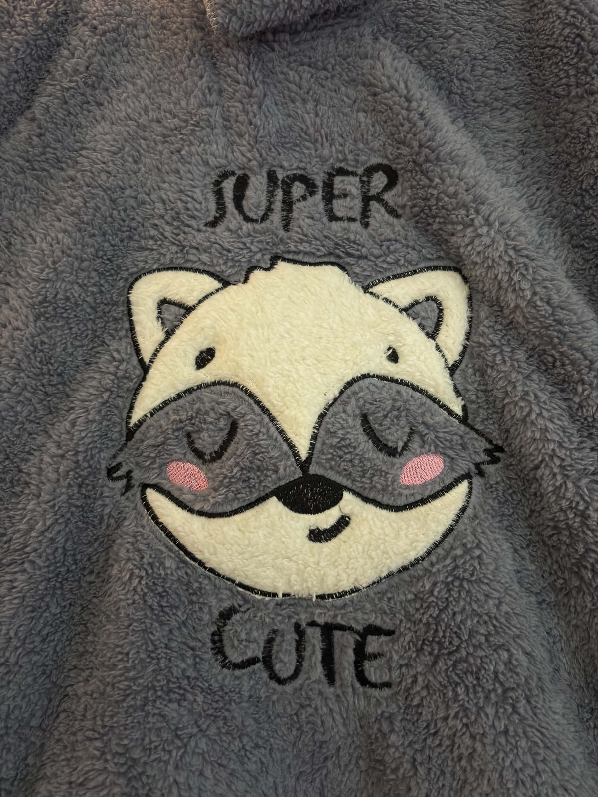 Pijama Pufoasă Damă Gri cu Model Raton – Set 2 Piese, Super Călduroasă și Confortabilă