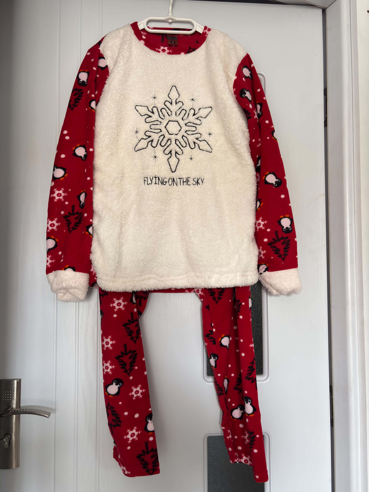 Pijama Damă Polar Premium cu Pinguini și Fulgi de Nea – Set Călduros de Iarnă