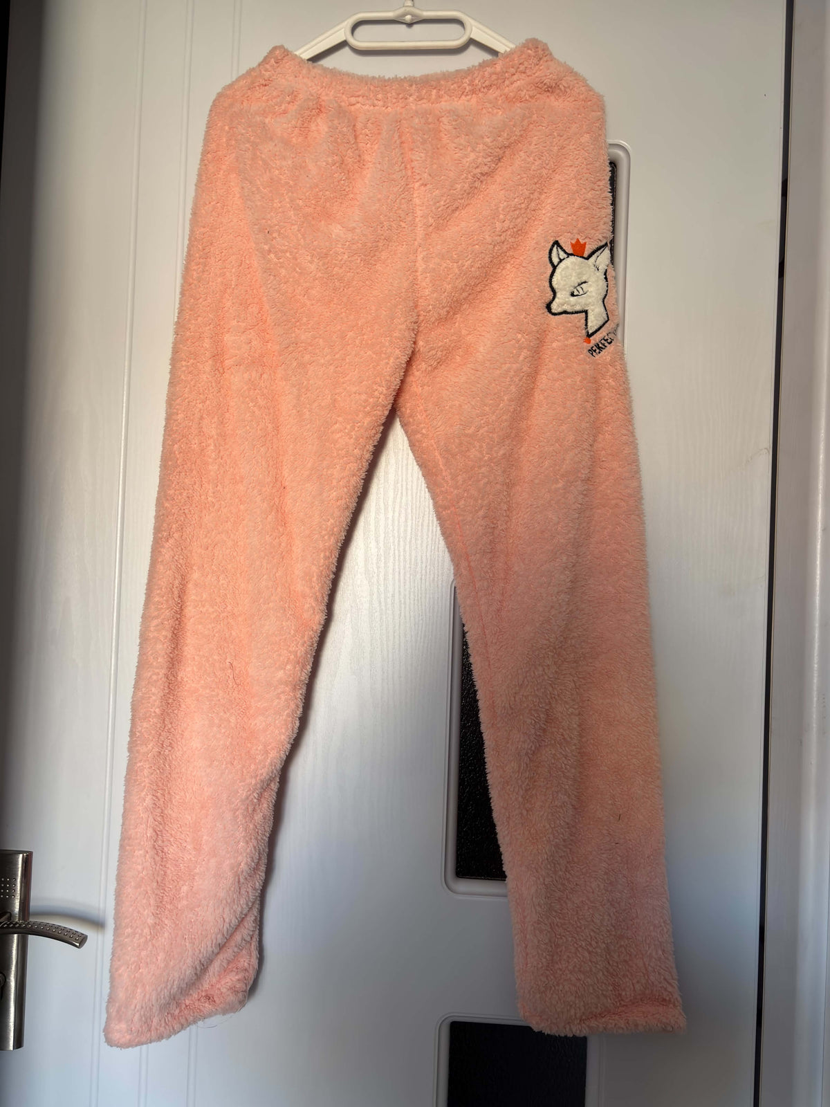 Pijama Pufoasă Damă Roz Somon cu Model Unicorn – Set 2 Piese, Călduroasă și Moale