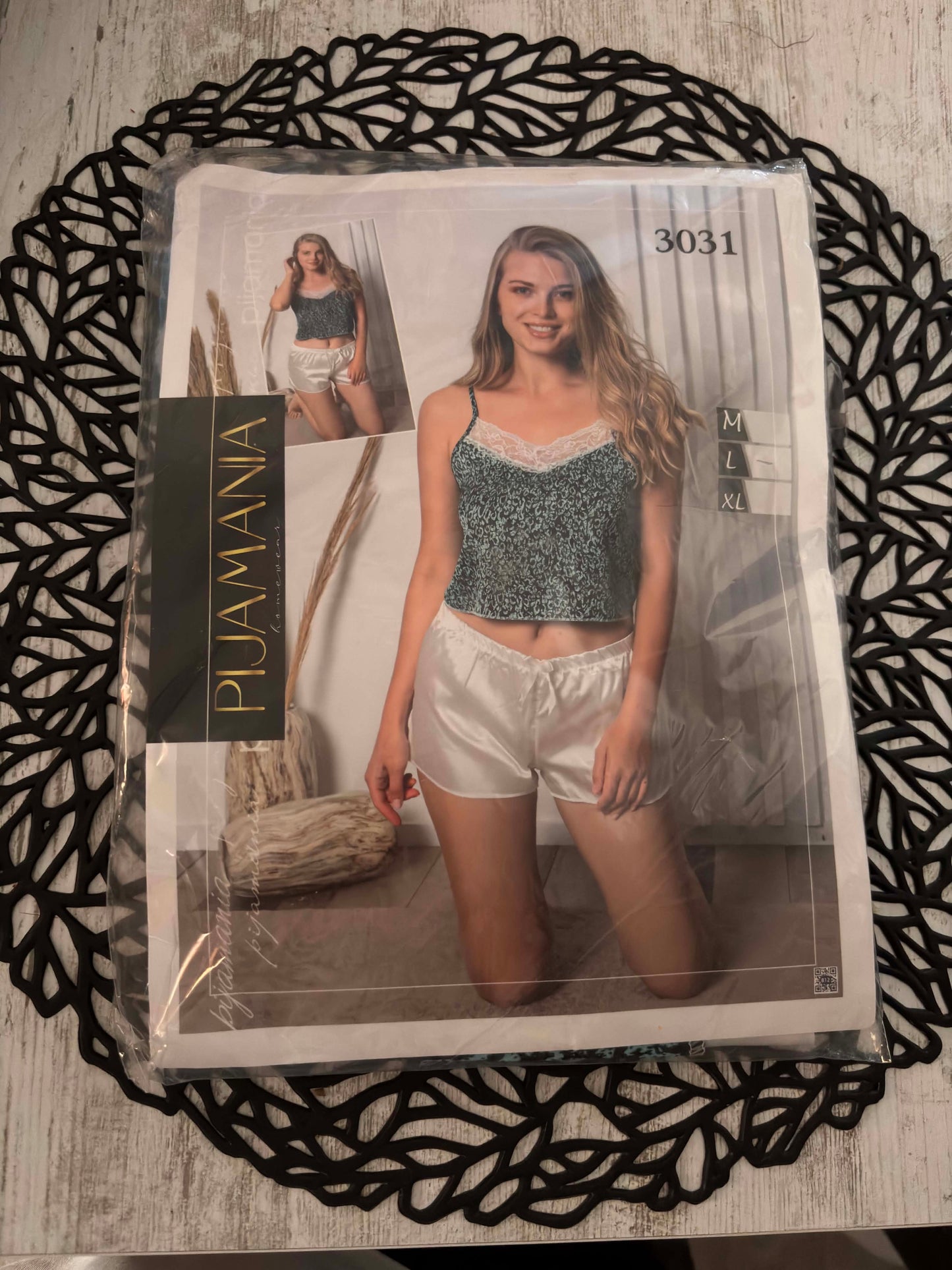 Pijamale dama satin, cu pantaloni scurti, material placut