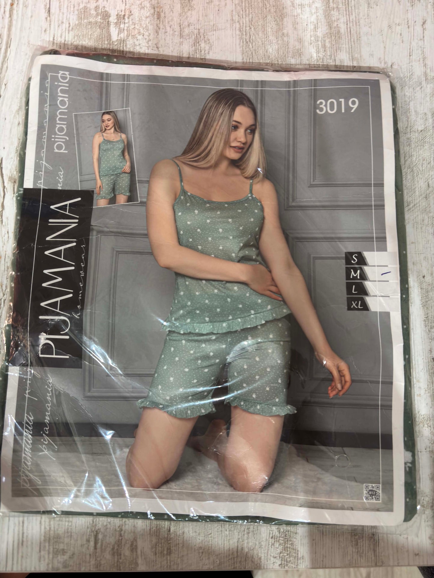 Pijamale dama satin, cu pantaloni scurti, material placut