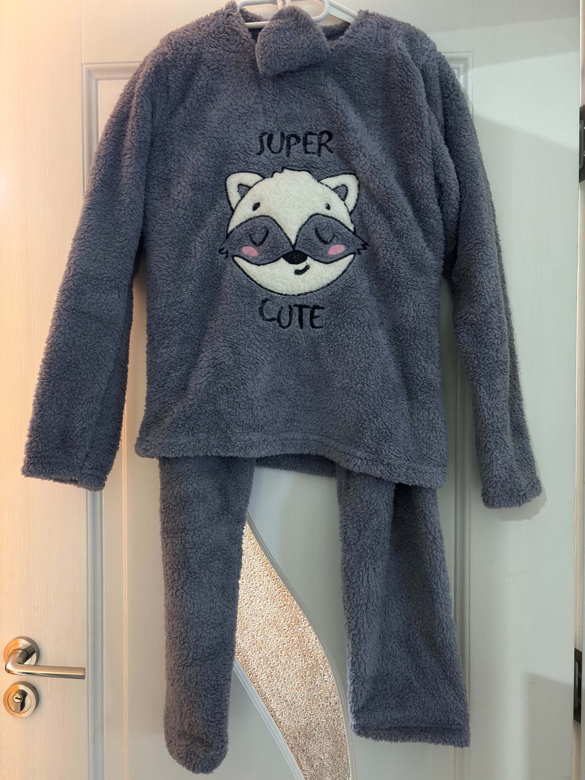 Pijama Pufoasă Damă Gri cu Model Raton – Set 2 Piese, Super Călduroasă și Confortabilă