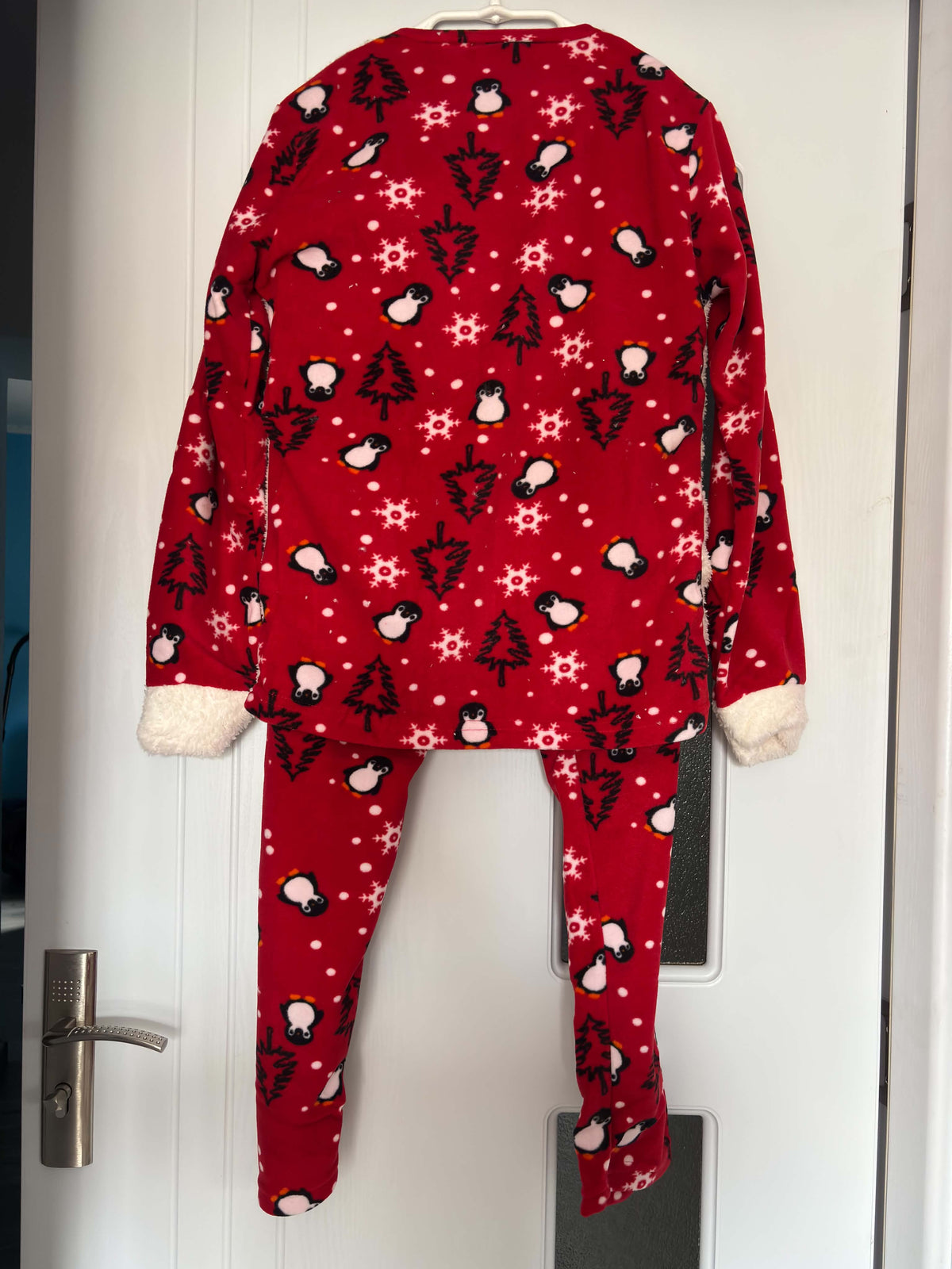 Pijama Damă Polar Premium cu Pinguini și Fulgi de Nea – Set Călduros de Iarnă