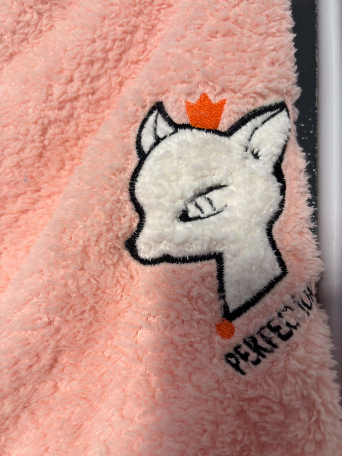 Pijama Pufoasă Damă Roz Somon cu Model Unicorn – Set 2 Piese, Călduroasă și Moale