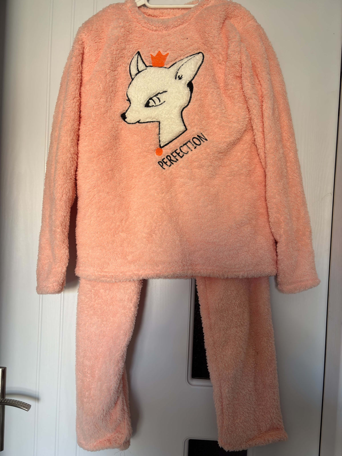 Pijama Pufoasă Damă Roz Somon cu Model Unicorn – Set 2 Piese, Călduroasă și Moale